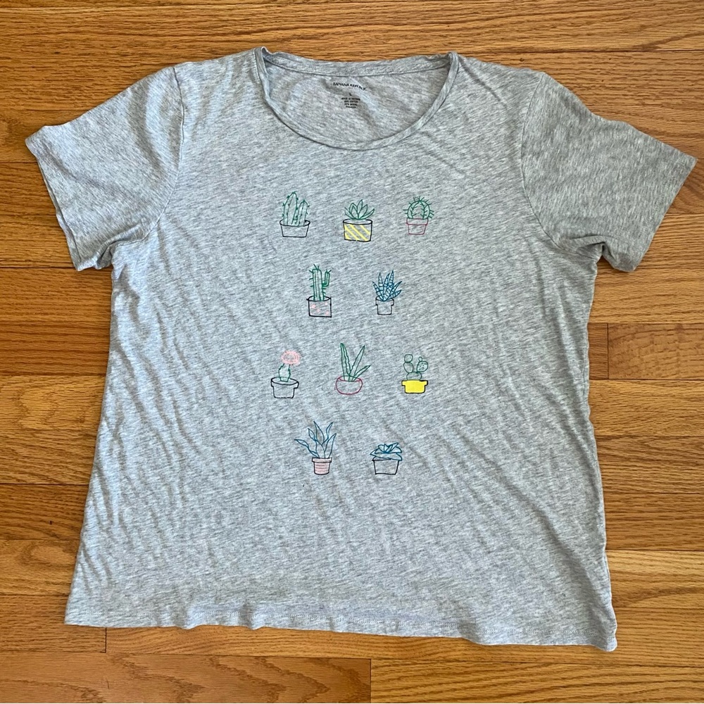 Banana Republic Tshirt Women’s Large Gray Cactus Tee Crew Neck Flaw shown in pic